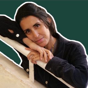 תמונה של מאיה על רקע ירוק